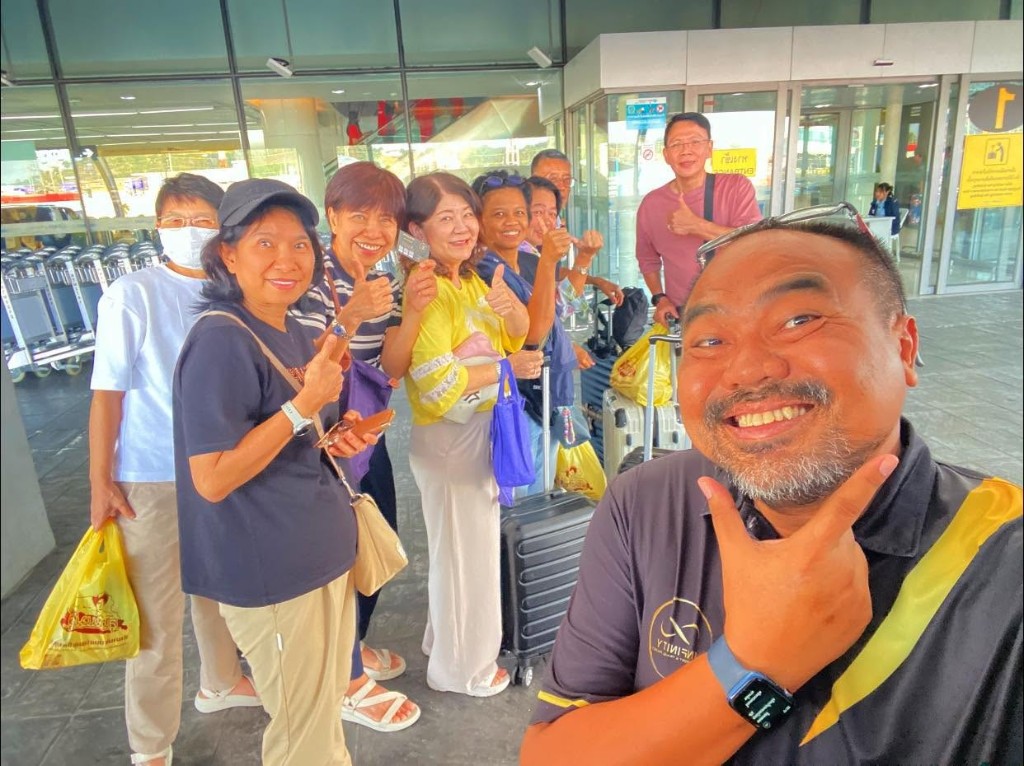 ครอบครัวพร้อมกระเป๋าเดินทางที่สนามบิน