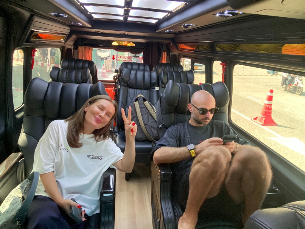 รถตู้รับส่งจอดหน้าอาคาร