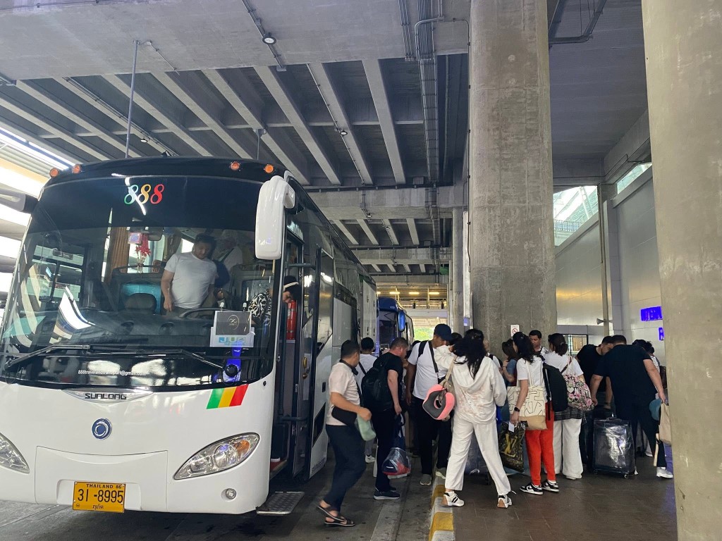 รถตู้รับส่งจอดที่โรงแรม