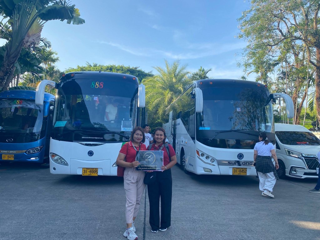 ทีมงานกับรถบัสรับส่งหมู่คณะ