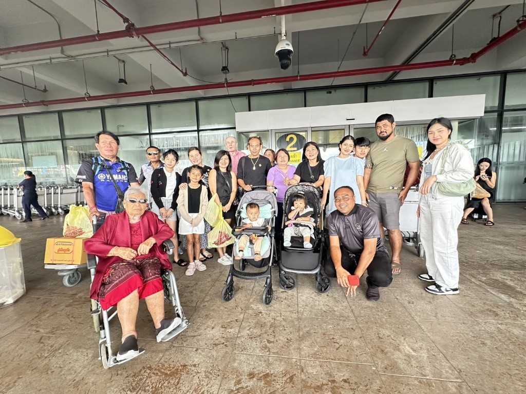 ผู้โดยสารขึ้นรถบัสรับส่งหมู่คณะ