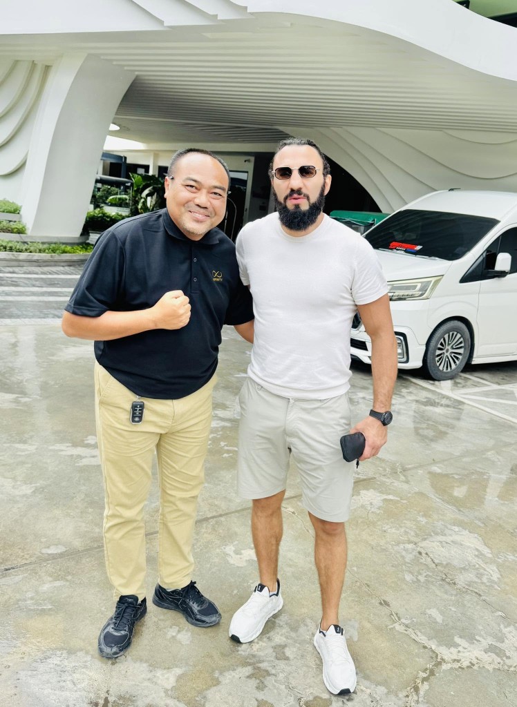คนขับ Infinity Transport กับลูกค้าหน้ารถตู้ VIP ภูเก็ต